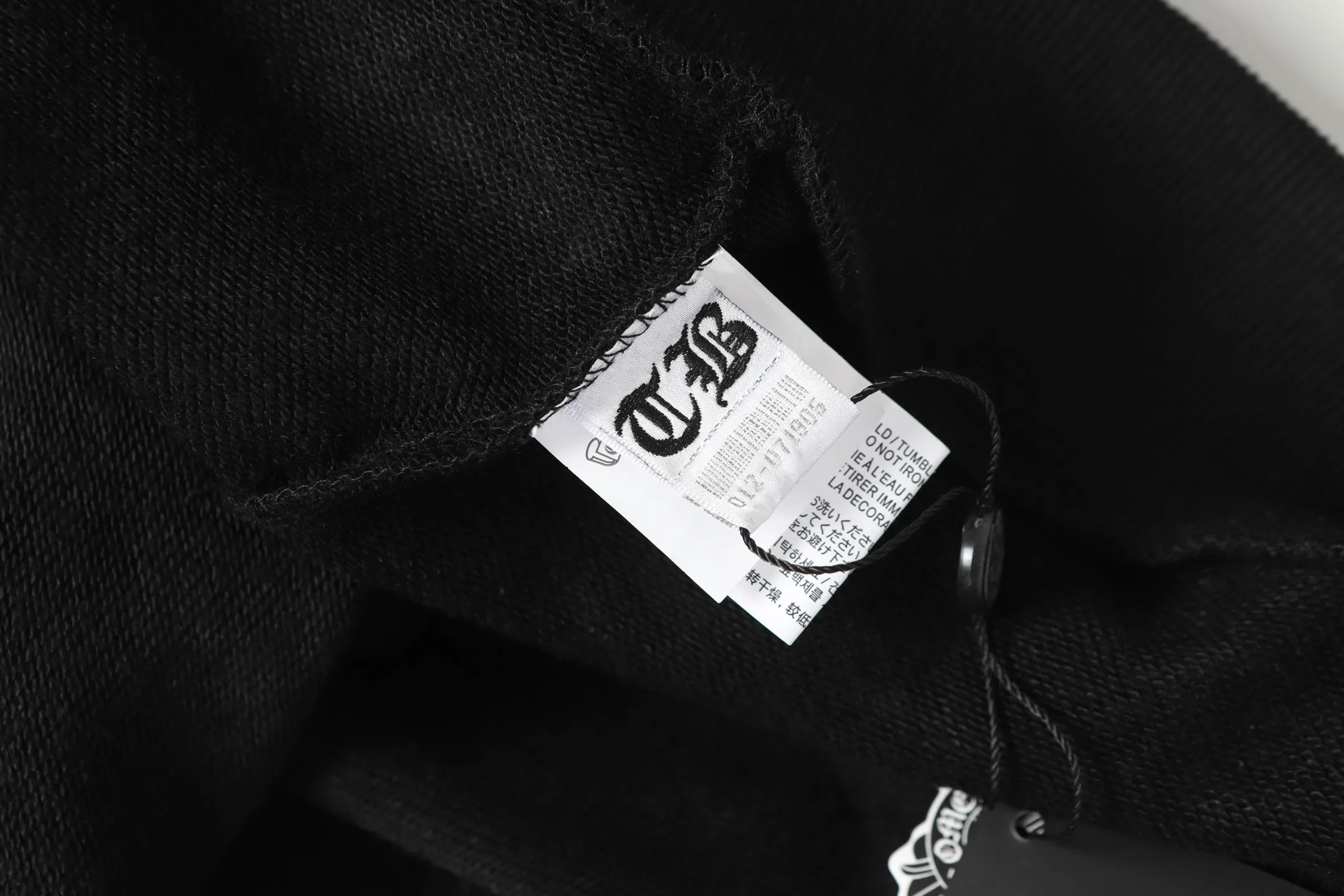 P240 Cross-border running quantity model, please do not place an order if you pursue quality - Chrome Hearts/Chrome Heart Cross ✝️ Sanskrit printed hooded sweatshirt - High weight, high density and high quality. The wool is soft, delicate and skin-friendly. It feels soft and silky. It has excellent warmth and skin-friendly properties - Custom-woven and dyed, no color difference. No matter the fabric or workmanship details, it beats the ordinary version on the market - Hardware zipper accessories are all customized, full of details -Colour: black white -Size: S M L XL